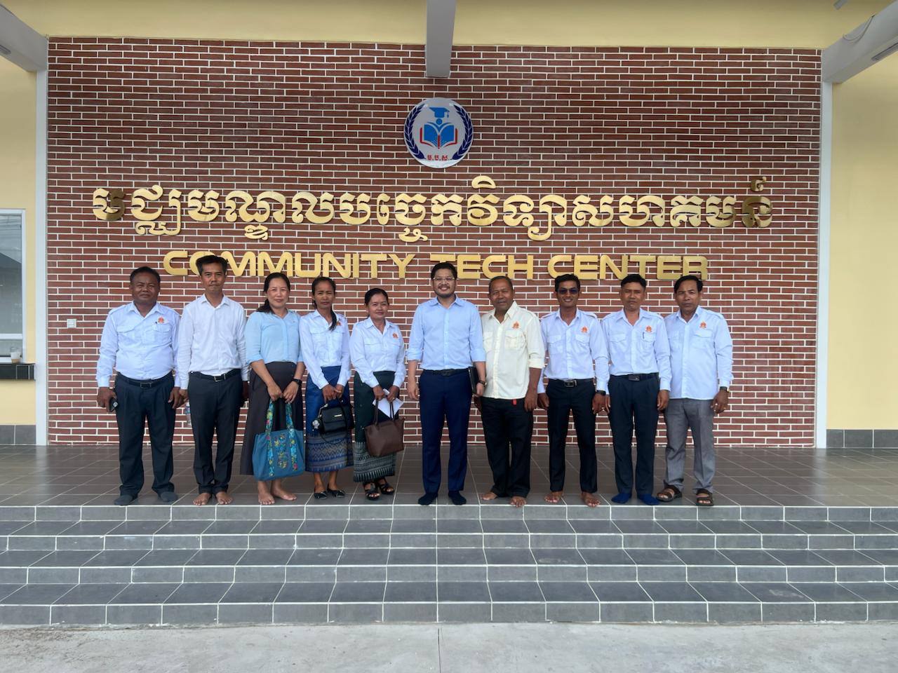ក្រុមការងារទទួលបន្ទុកអនុវត្តគម្រោងមជ្ឈមណ្ឌលបច្ចេកវិទ្យាសហគមន៍ នៃក្រសួងប្រៃសណីយ៍និងទូរគមនាគមន៍ បានចុះប្រគល់កិច្ចព្រមព្រៀងប្រគល់-ទទួល និងផ្ទៀងផ្ទាត់បញ្ជីសារពើភណ្ឌដើមគ្រា នៅមជ្ឈមណ្ឌលបច្ចេកវិទ្យាសហគមន៍ទាំង ១៨ទីតាំង ខេត្តតាកែវ