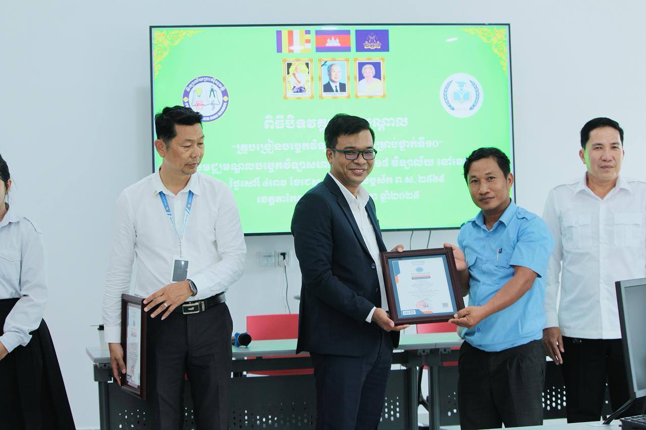 ក្រសួងប្រៃសណីយ៍និងទូរគមនាគមន៍បានរៀបចំពិធីបិទវគ្គបណ្ដុះបណ្ដាលនិងប្រគល់វិញ្ញាបនបត្រជូនគ្រូបង្រៀនបច្ចេកវិទ្យាឌីជីថលសម្រាប់ថា្នក់ទី១០ នៅខេត្តតាកែវ
